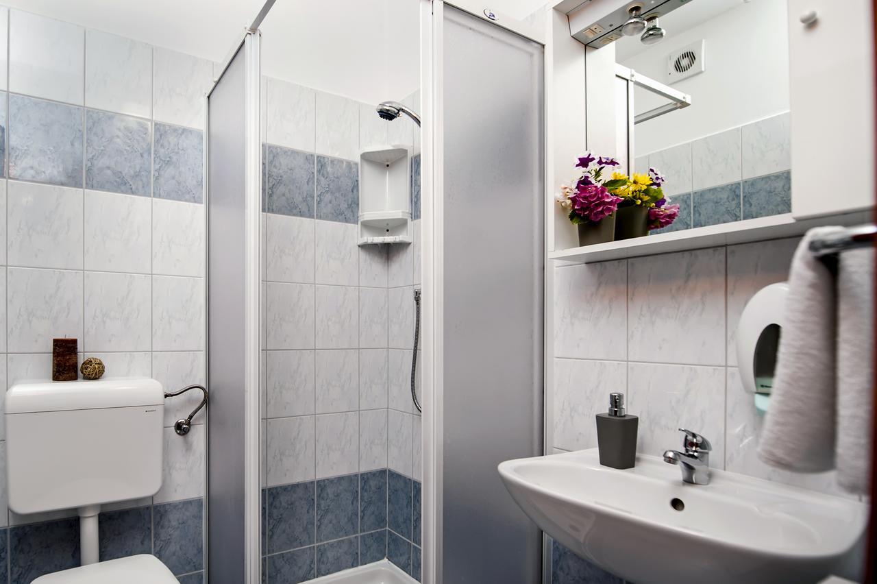 Ladonja Bb Rooms, Family Run Bed & Breakfast โรวินสโก เซโล ภายนอก รูปภาพ